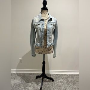 H&M jean jacket. Rarely worn. Great condition. Light blue Jean.